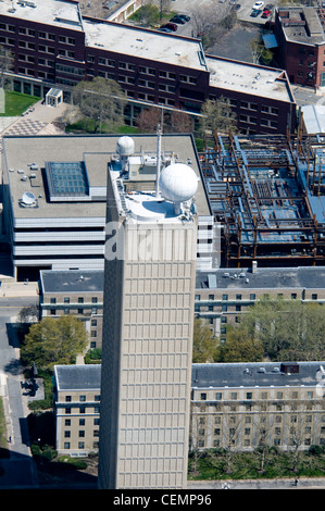 Mit's green building (Edificio 54), East campus dormitorio, media lab (compresi i sotto-costruzione media lab interno), e mit medical visto dall'aria il 26 aprile 2008. Foto Stock
