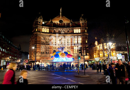 Palace Theatre London Singin nella pioggia turisti Foto Stock