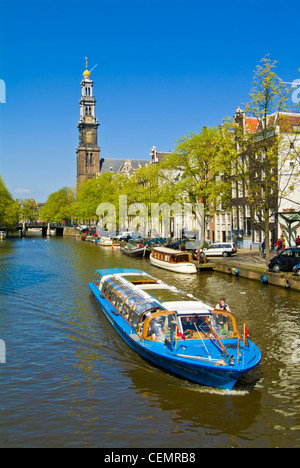 Battello da crociera sul canale Prinzengracht vicino alla Westerkerk centrale Amsterdam Paesi Bassi Olanda UE Europa Foto Stock