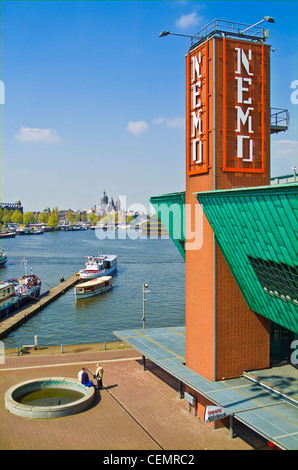 NEMO museo interattivo nel porto di Amsterdam Oosterdok Paesi Bassi Olanda UE Europa Foto Stock