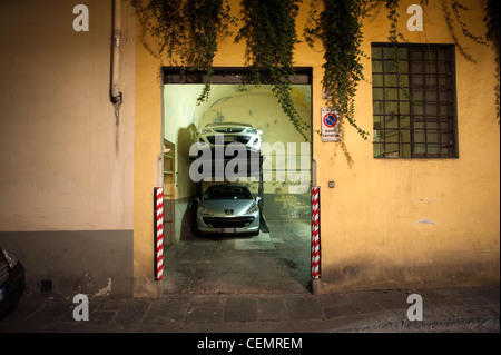 Parcheggio auto in garage a Firenze Italia Foto Stock