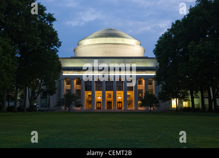 MIT's Killian corte, edificio 10, e la grande cupola visibile all alba del 13 luglio 2008. Foto Stock