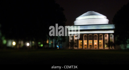 La grande cupola, edificio 10, e killian corte come visto durante la notte il 25 agosto 2008. Foto Stock