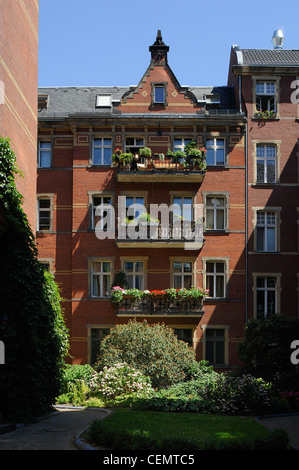 Elegante palazzo antico, facciata del cortile interno, vicino Schiffbauerdamm, stazione di Friedrichstrasse, nel quartiere Mitte di Berlino, Germania Foto Stock