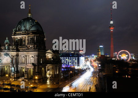 Berliner Dom, Cattedrale di Berlino con la torre della televisione di Alexanderplatz, ruota panoramica Ferris, nel quartiere Mitte di Berlino, Germania, Europa Foto Stock