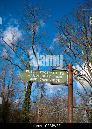 Sentiero signpost Wandlebury a Cambridge. In Gog Magog Hills, su una soleggiata giornata invernale contro il cielo blu. Foto Stock