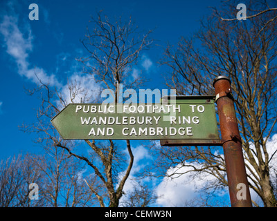 Sentiero signpost Wandlebury a Cambridge. In Gog Magog Hills, su una soleggiata giornata invernale contro il cielo blu. Foto Stock