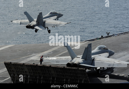 MARE ARABO (Feb 16, 2012) un F/A-18F Super Hornet assegnato ai Bounty Hunters of Strike Fighter Squadron (VFA) 2 lancia dal ponte di volo della portaerei di classe Nimitz USS Abraham Lincoln (CVN 72). Abraham Lincoln è schierato nella 5 ° flotta degli Stati Uniti di responsabilità che conduce operazioni di sicurezza marittima, gli sforzi di cooperazione di sicurezza del teatro e le missioni di sostegno come parte di operazione Enduring Freedom. Foto Stock