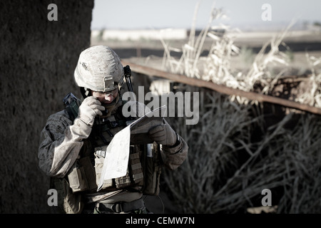 Il primo Lt. Matt T. Perry, 2 ° comandante di Platoon, Weapons Co., 3 ° Battaglione, 7 ° reggimento marino, riferisce di nuovo alla sede durante un'operazione di due giorni qui, di recente. Perry, un nativo di Slidell, la., e laureato 2008 della Louisiana state University, ha guidato una squadra di afgani e marines. Hanno assicurato il loro primo obiettivo dopo aver interagito con i residenti e cercando composti per attività illegali. Foto Stock