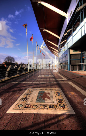 Cardiff Millenium Rugby Stadium, Città del Galles, UK Ampio angolo di vista che mostra il team gallese mosaico sul pavimento, cieli blu. Foto Stock