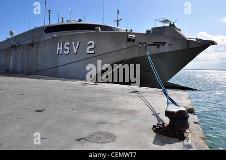 La nave ad alta velocità (HSV 2) Swift è ormeggiata al molo di Port Cap-Haitien ad Haiti. Swift viene implementato a sostegno della Southern Partnership Station 2012. Southern Partnership Station è un'implementazione annuale delle navi statunitensi nell'area di responsabilità del comando meridionale degli Stati Uniti nei Caraibi, in America centrale e meridionale. Foto Stock