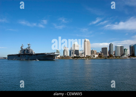 La nave d'assalto anfibia USS Peleliu (LHD 5) attraversa la baia di San Diego. Peleliu sta tornando da un programma in corso in preparazione del suo prossimo 2012. Foto Stock