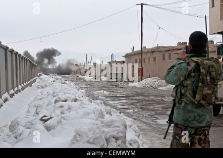 PROVINCIA di KHOWST, Afghanistan - UN membro dell'esercito nazionale afgano documenta la detonazione di un dispositivo esplosivo improvvisato in una strada vicino al mercato del legno a Gardez, febbraio 18. Questa detonazione è stata storica perché era la prima volta che un'unità di smaltimento dell'ordinanza esplosiva dell'ANA è stata chiamata a distruggere un IED senza l'assistenza delle forze di coalizione. La polizia locale in uniforme afghana scoprì il IED e chiamò la squadra ANA EOD. Un'unità Scout statunitense e un'unità EOD della base operativa Forward Gardez hanno supervisionato l'operazione, ma non hanno giocato la mano in essa. Foto Stock