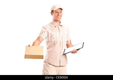 Un ragazzo delle consegne offrendo un pacchetto e tenendo un clipboard isolati su sfondo bianco Foto Stock