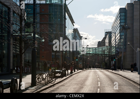 Cross Street nel centro della città di Manchester è occupata con gli acquirenti su un soleggiato cielo chiaro giorno. Foto Stock