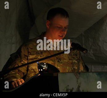 Il sergente carmon grotta, da killeen, Texas, un soldato assegnato alla sede centrale della società di assistenza, 1° aria brigata di cavalleria, 1a divisione di cavalleria, parla nel corso di una storia nero mese osservanza feb. 18, qui. Foto Stock