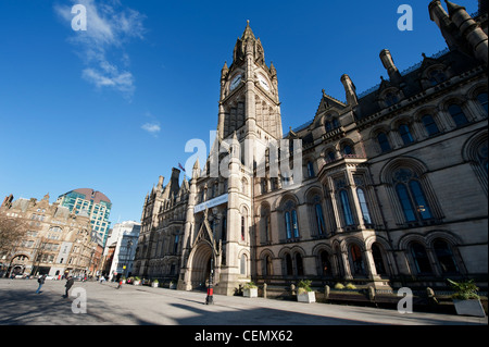 Il municipio in Albert Square nel centro cittadino di Manchester su un cielo blu chiaro giorno. Foto Stock