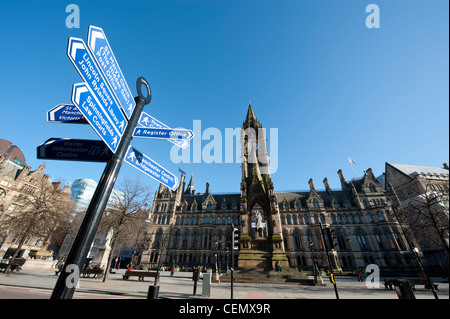 Una informazione turistica firmare in piazza Albert / Town Hall di Manchester City Center su un cielo blu chiaro giorno. Foto Stock