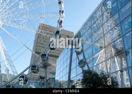 Ruota di Manchester riflettendo su vetro esterno di Selfridges in Exchange Square, il centro città di Manchester. Foto Stock