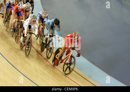 I piloti al UCI ciclismo su pista World Cup Velodrome. Parte di Londra si prepara la serie di eventi di prova per le Olimpiadi del 2012. Foto Stock