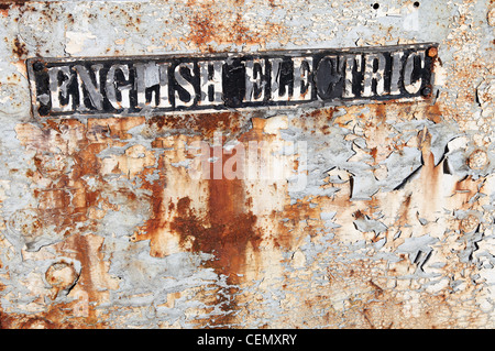 English Electric targa dati sul lato di una miniera si arrugginiscano locomotore Foto Stock