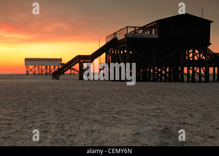 Ristorante Strandbar costruito su palafitte sulla San Peter-Ording beach, Germania Foto Stock