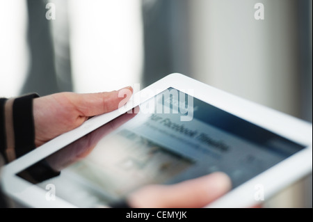 Si tratta di una immagine di un iPad 2 che mostra la schermata di login a facebook page Foto Stock