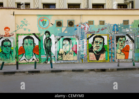 Graffiti dei martiri della rivoluzione egiziano Mohammed Mahmoud Street, accanto a Piazza Tahrir al Cairo, Egitto Foto Stock
