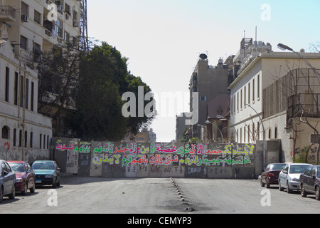 Graffiti coranica sulla parete bloccando l'accesso al ministero dell'Interno, Mansour street, vicino a Piazza Tahrir al Cairo, Egitto Foto Stock