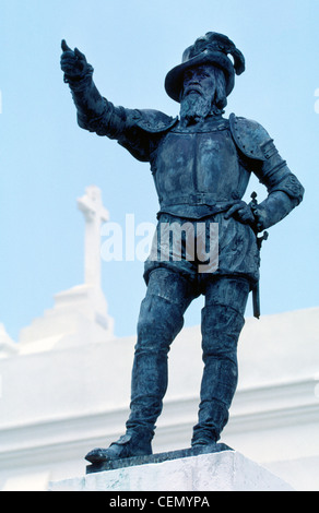 Una statua di bronzo di esploratore spagnolo Juan Ponce de Leon nella vecchia San Juan, Puerto Rico, onori che isola caraibica del primo cinquecentesca di governatore. Foto Stock