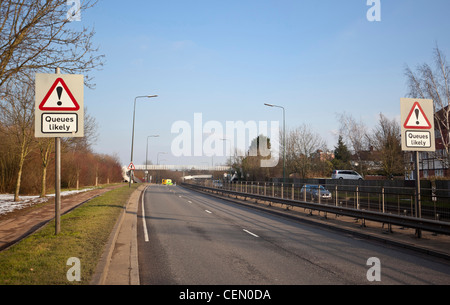 Segno di traffico sulla strada a doppia carreggiata, Edgware modo, Edgware, Inghilterra, Regno Unito. Foto Stock