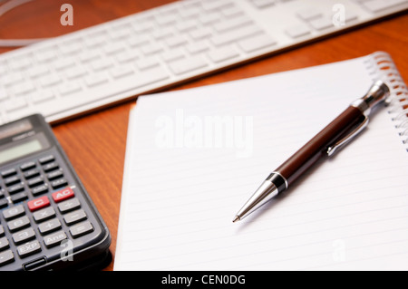 Scrivania da ufficio concetto con tampone, PEN, calcolatrice in vista Foto Stock