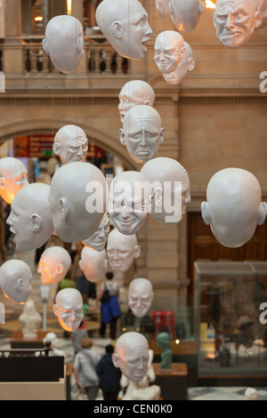 Testine sul display dal soffitto del Kelvingrove Art Gallery and Museum di Glasgow. La mostra è espressione di Sophie grotta Foto Stock