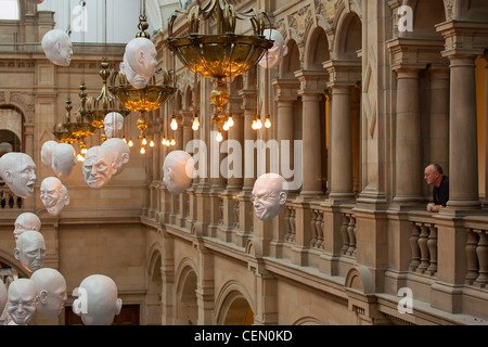 Testine sul display dal soffitto del Kelvingrove Art Gallery and Museum di Glasgow. La mostra è espressione di Sophie grotta Foto Stock
