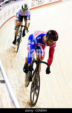 Sir Chris Hoy (GBR) & Maximilian LEVY (GER), uomini sprint finale, UCI ciclismo su pista World Cup 2012 parte della serie. Foto Stock