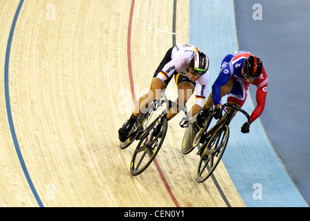 Sir Chris Hoy (GBR) & Maximilian LEVY (GER), uomini sprint finale, UCI ciclismo su pista World Cup 2012 parte della serie. Foto Stock