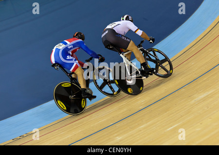 Sir Chris Hoy (GBR) & Maximilian LEVY (GER), uomini sprint finale, UCI ciclismo su pista World Cup 2012 parte della serie. Foto Stock