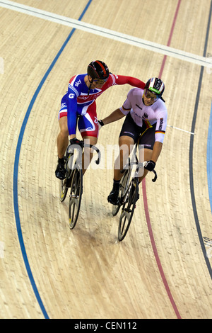 Sir Chris Hoy (GBR) & Maximilian LEVY (GER), uomini sprint finale, UCI ciclismo su pista World Cup 2012 parte della serie. Foto Stock