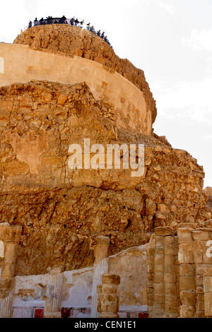 Lookout Tower sorge sopra le colonne corinzie e pareti dipinte di Northern Palace a Masada, antica fortezza ebraica in Israele Foto Stock