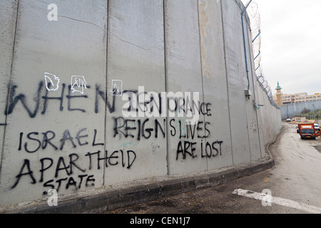 Graffiti sul muro di sicurezza costruito per separare ebrei ed arabi settori di Israele Foto Stock