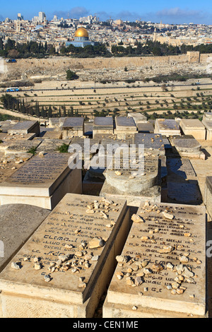 Una vista di lapidi ebraiche che guarda verso la città vecchia di Gerusalemme dal monte degli Ulivi. Foto Stock