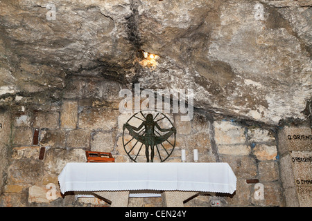 All interno della chiesa della Natività di Betlemme, Israele, un cristiano sito santo, segnando il tradizionale luogo di nascita di Cristo Foto Stock