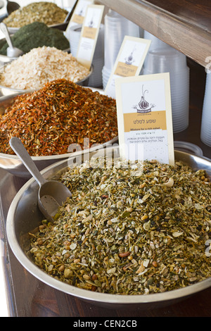 Insalata di mix di spezie tra cui la cipolla, semi e noci per la vendita in un negozio di caffè che è inoltre specializzata nelle spezie. Foto Stock