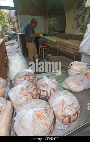 Pane piatto per la vendita in Mahane Yehuda Market a Gerusalemme, Israele. Foto Stock