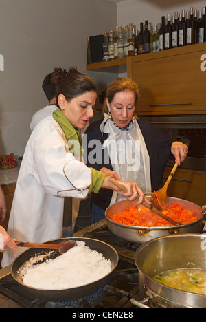 Chef celebrità Tali Friedman conduce la cottura clinica di Mahane Yehuda Market a Gerusalemme, Israele. Foto Stock