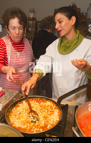 Chef celebrità Tali Friedman conduce la cottura clinica di Mahane Yehuda Market a Gerusalemme, Israele. Foto Stock
