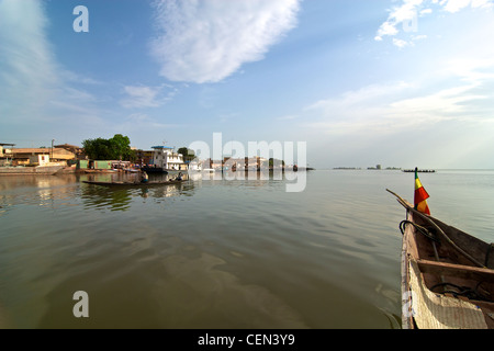 Una vista di una città da una barca sul fiume Niger in Mopti, Mali. Foto Stock