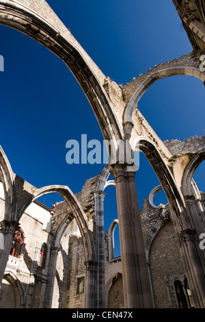 Convento do Carmo, un convento medioevale in rovina il terremoto del 1755. Lisbona, Portogallo. Foto Stock