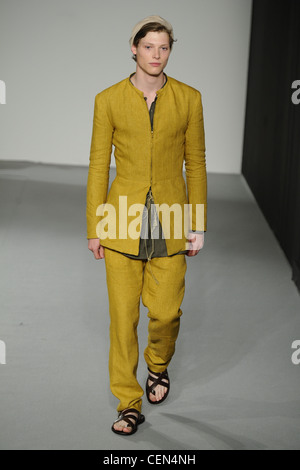 Agnes BParis pronto a indossare abbigliamento uomo SpringSummer 2012 Foto Stock