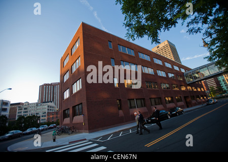 Uomini d'affari al di fuori del MIT Edificio E40 Foto Stock